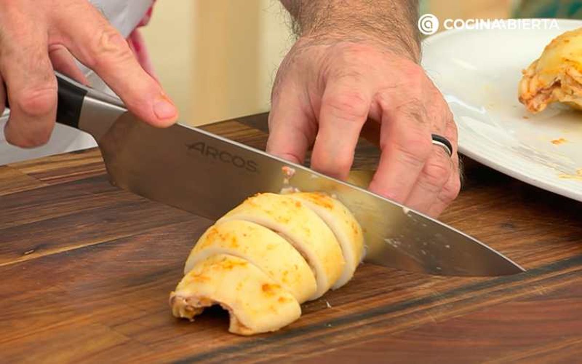 Corta los calamares rellenos de gambas y carne