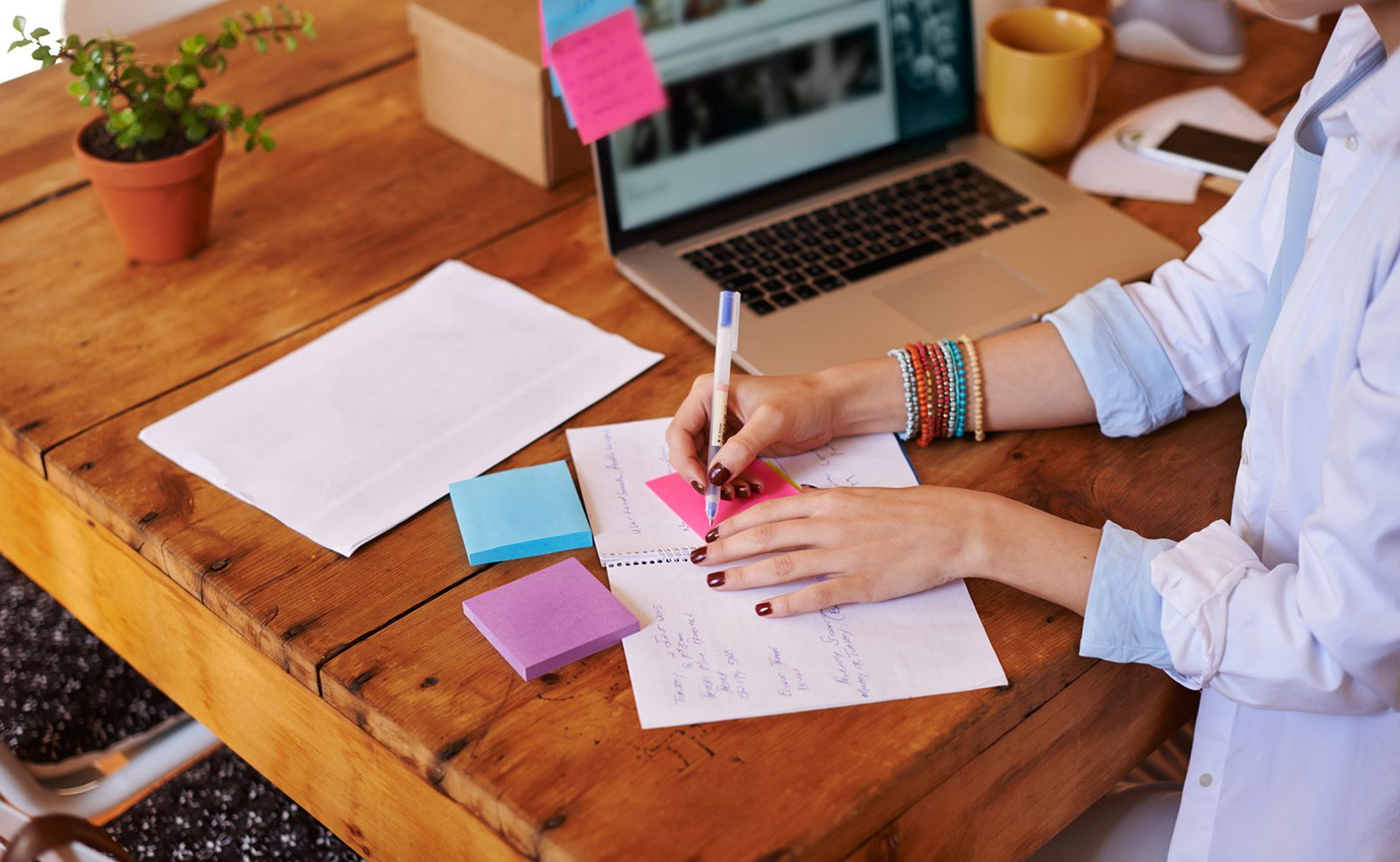 agenda utiliza post its