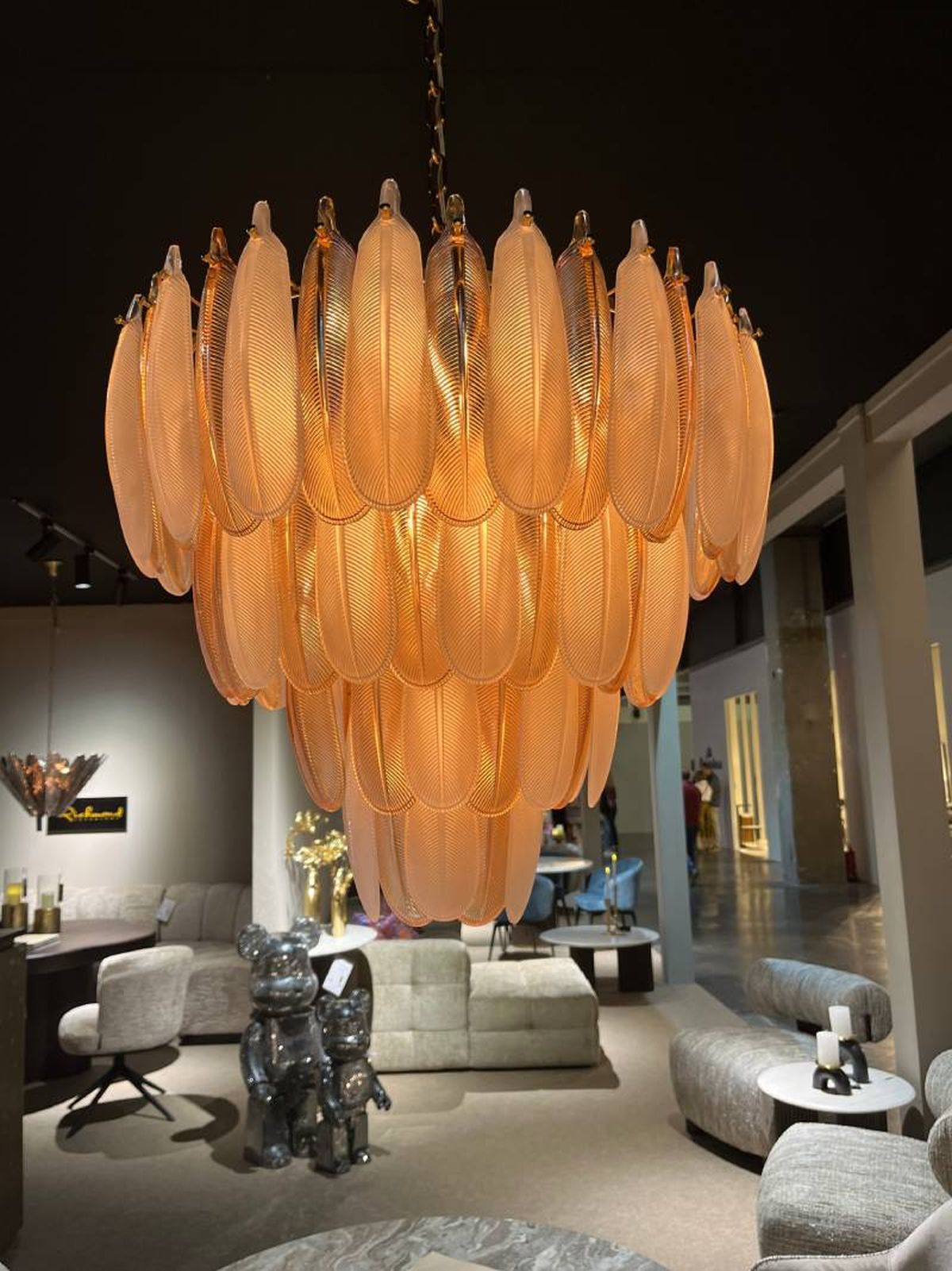 Lámpara clásica modernizada de RICHMOND INTERIORS.