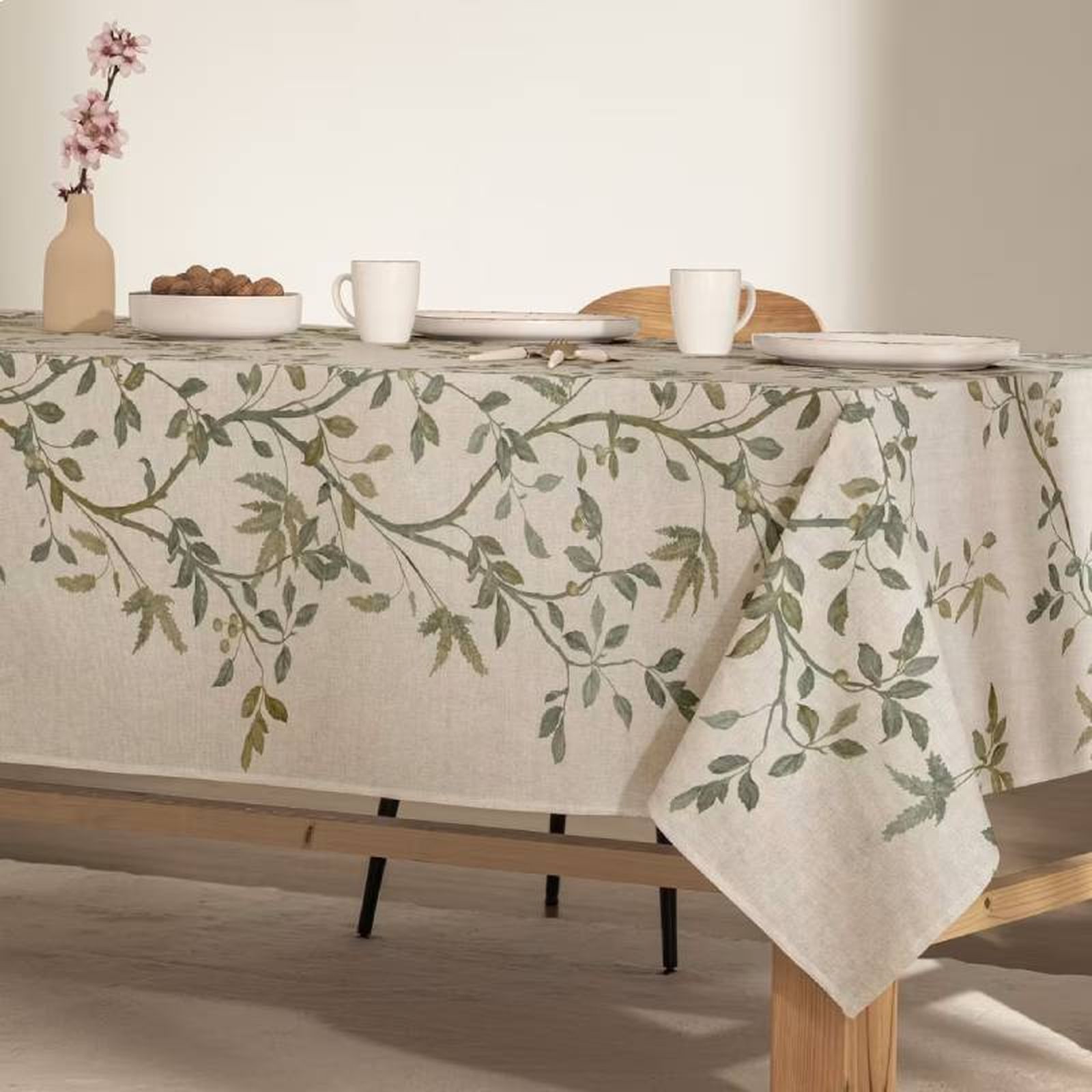 Decoración de mesa con mantel de Zarza Verde de Maisons Du Monde.