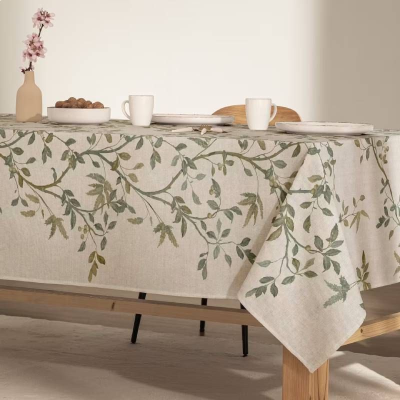 Decoración de mesa con mantel de Zarza Verde de Maisons Du Monde.