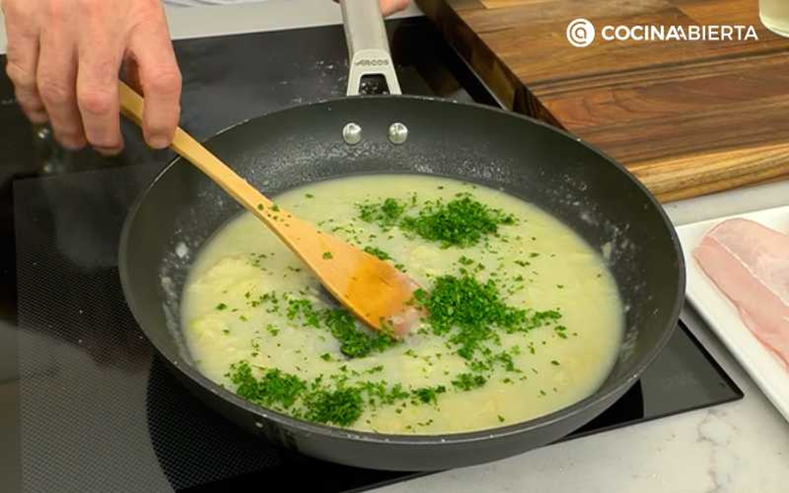 Añade perejil cortado a la salsa verde