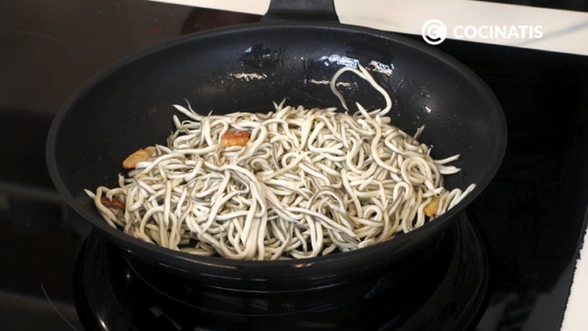 08 receta huevos poche con gulas paso 4