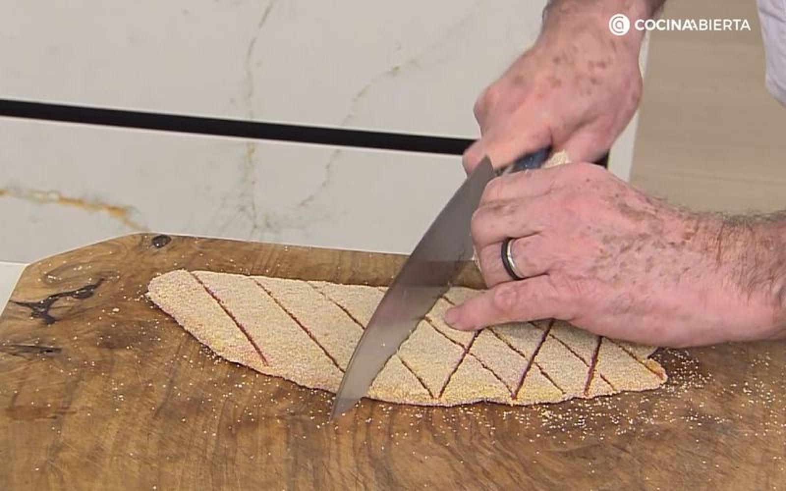 Haz unas marcas en el escalope para conseguir un rebozado perfecto