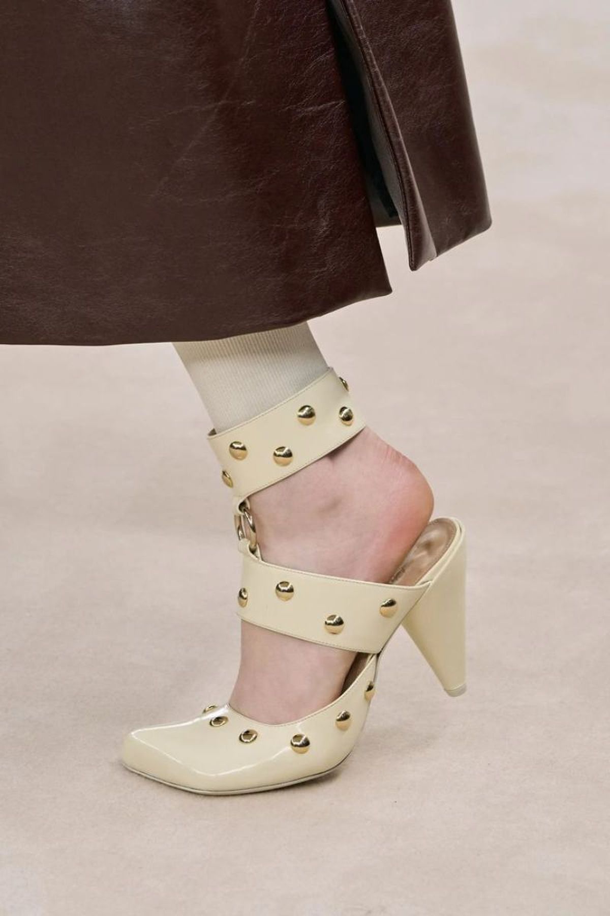 Zapato destalonado con tacón de cono