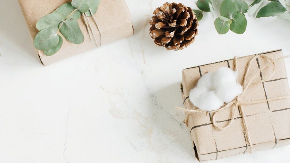Bolas de algodón decorando el regalo.