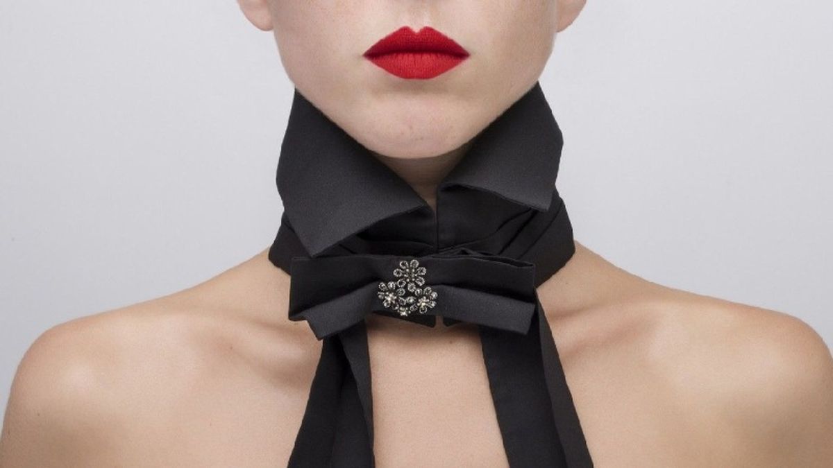 En muchas ocasiones el cuello fantasía se convierte en protagonista absoluto del look