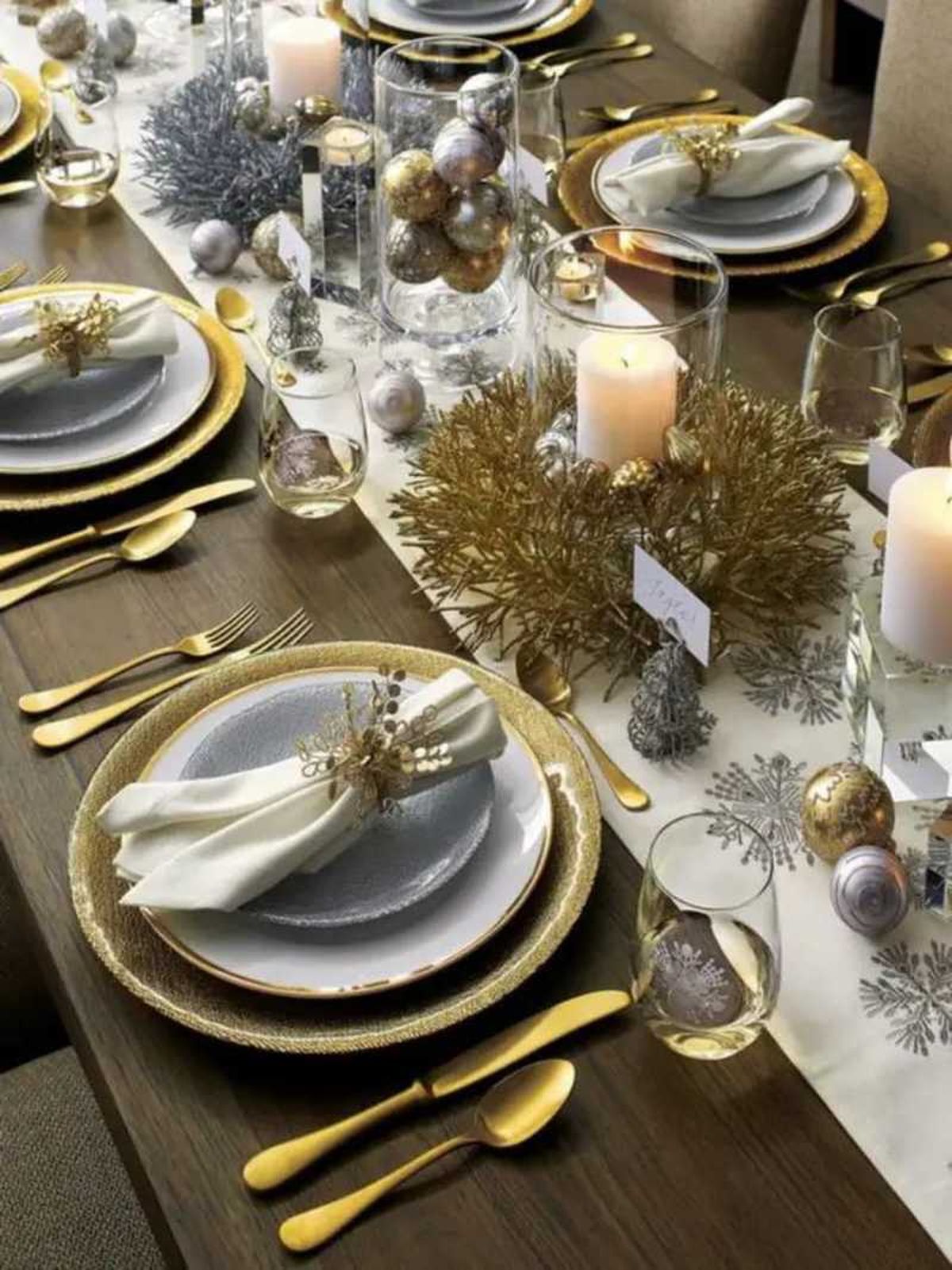 Mesa de Nochevieja con decoración elegante.