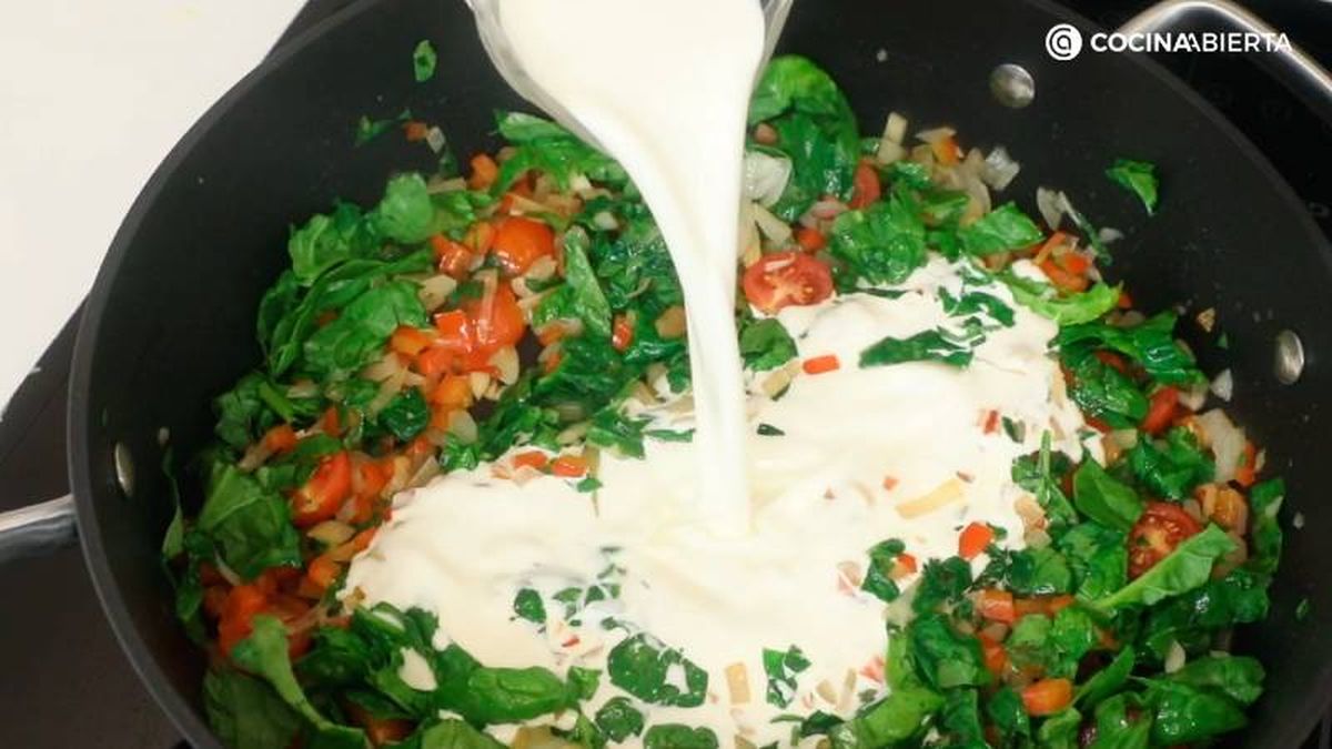 Cocina la crema de espinacas y nata