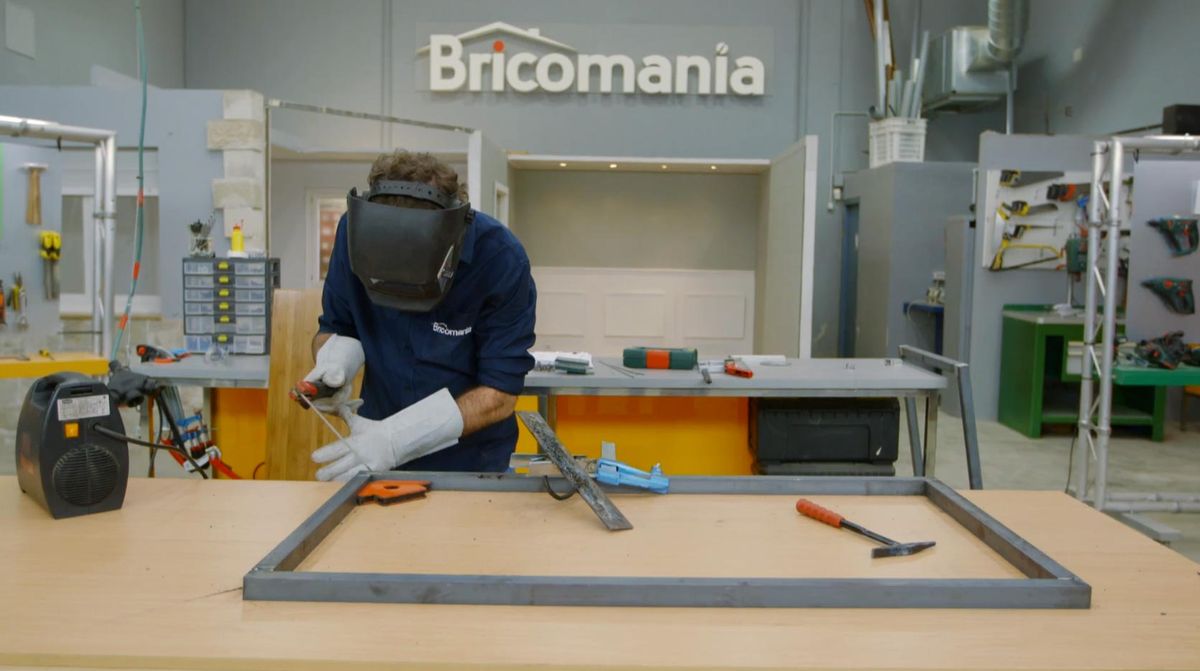 Hacer una mesa alta con estructura soldada paso 9