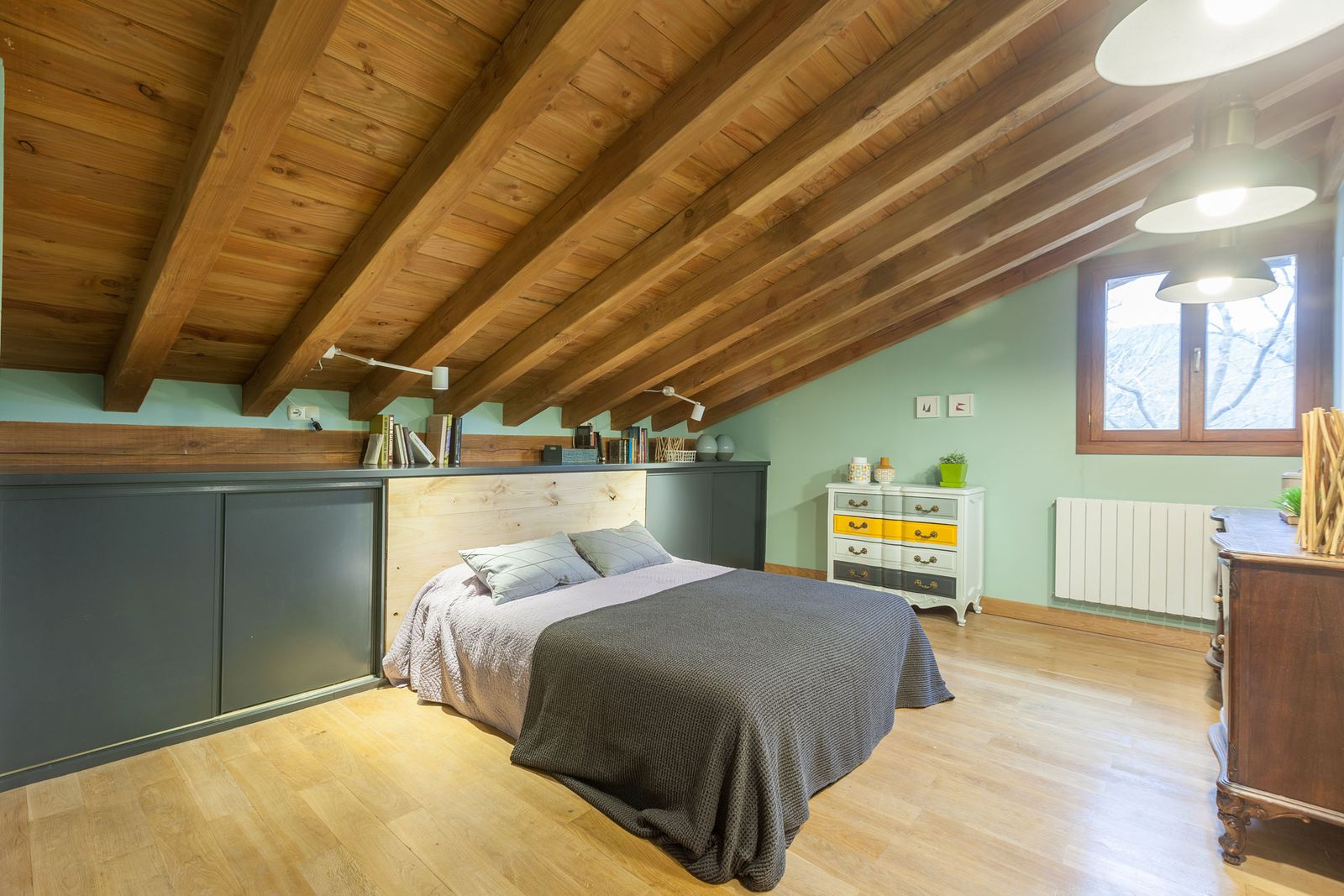 Decogarden 721 Dormitorio juvenil verde en buhardilla despues 1