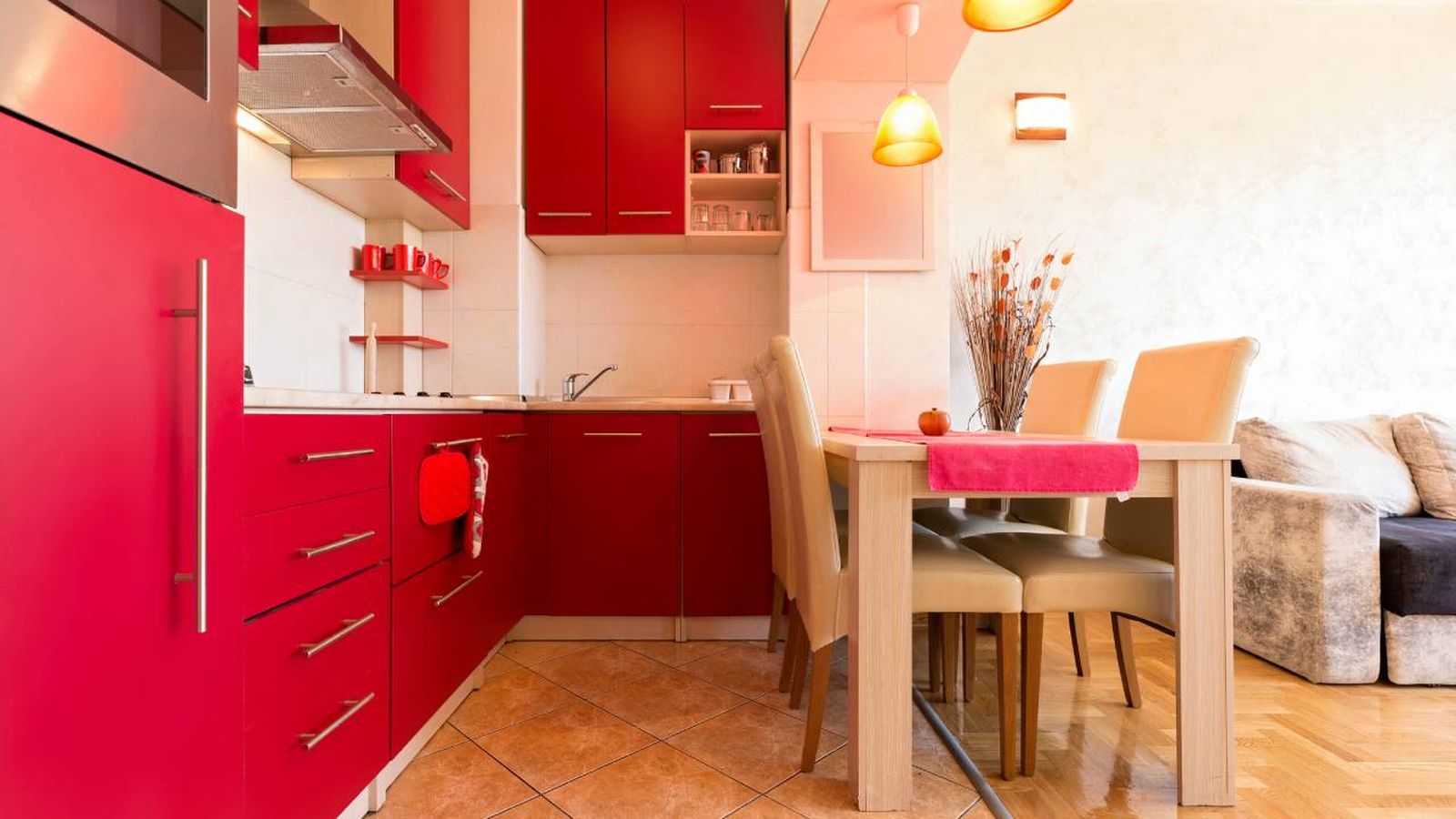 Cocina pequeña en rojo.