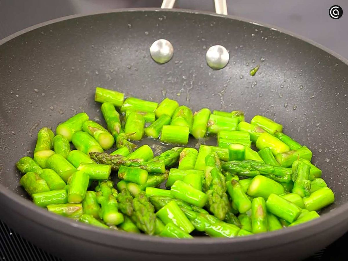 Saltea los espárragos verdes