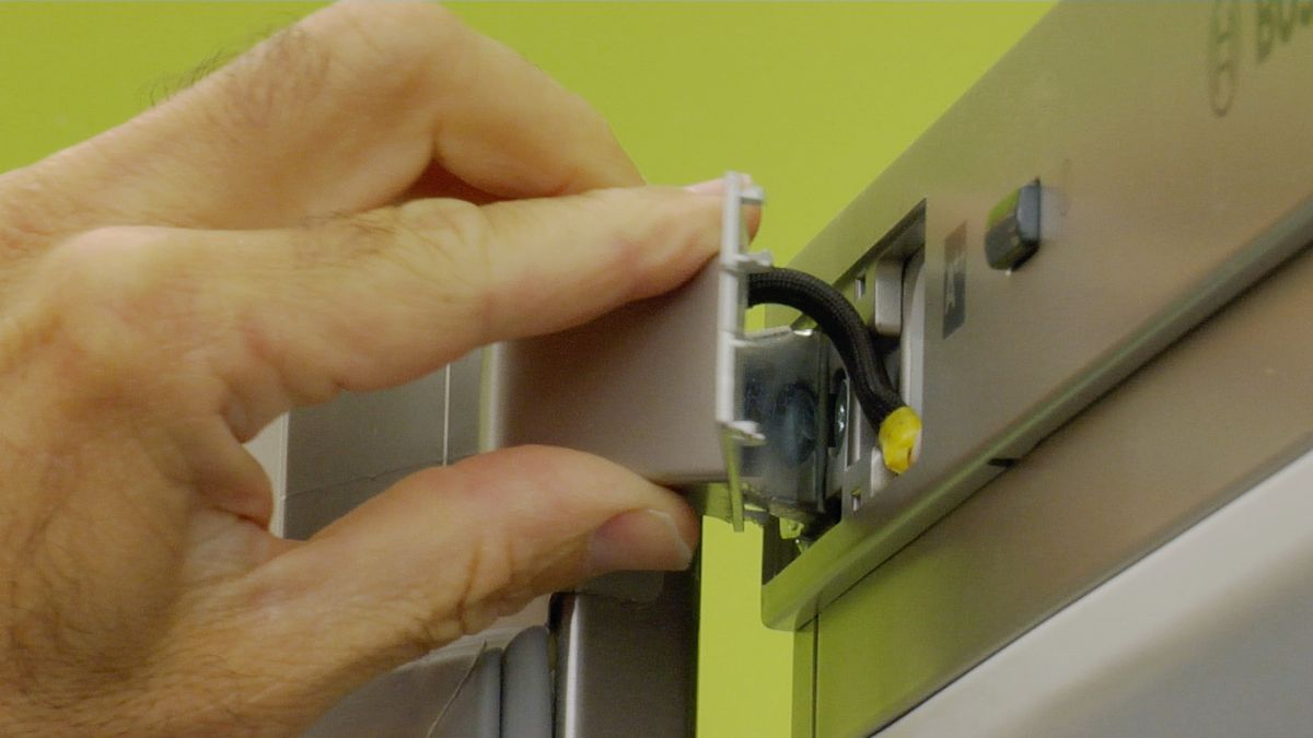 Cambiar el sentido de apertura de la puerta del frigorífico paso 11