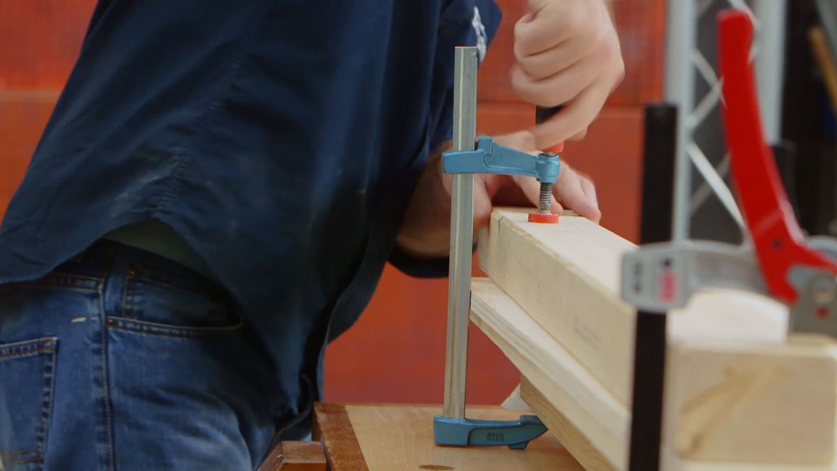 Cómo hacer una mesa redonda abatible paso 3