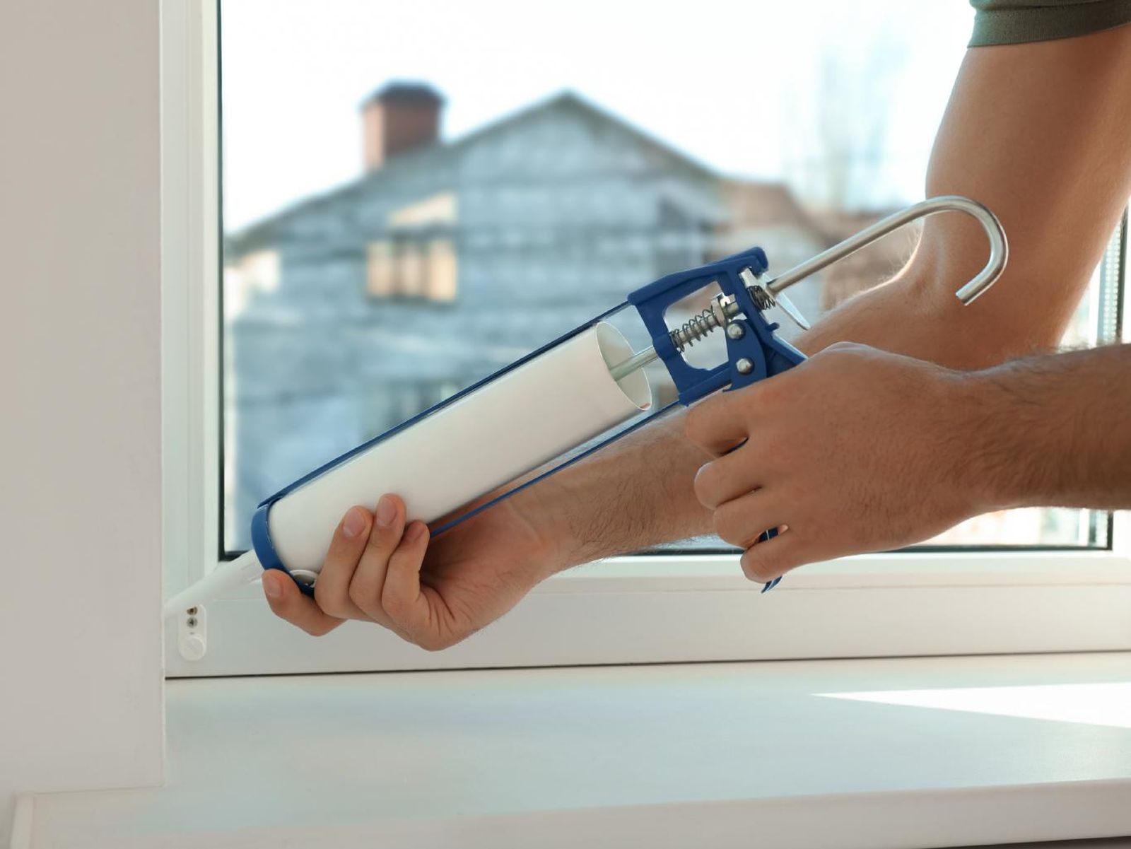 Sellar las ventanas para reducir el ruido del viento en casa.