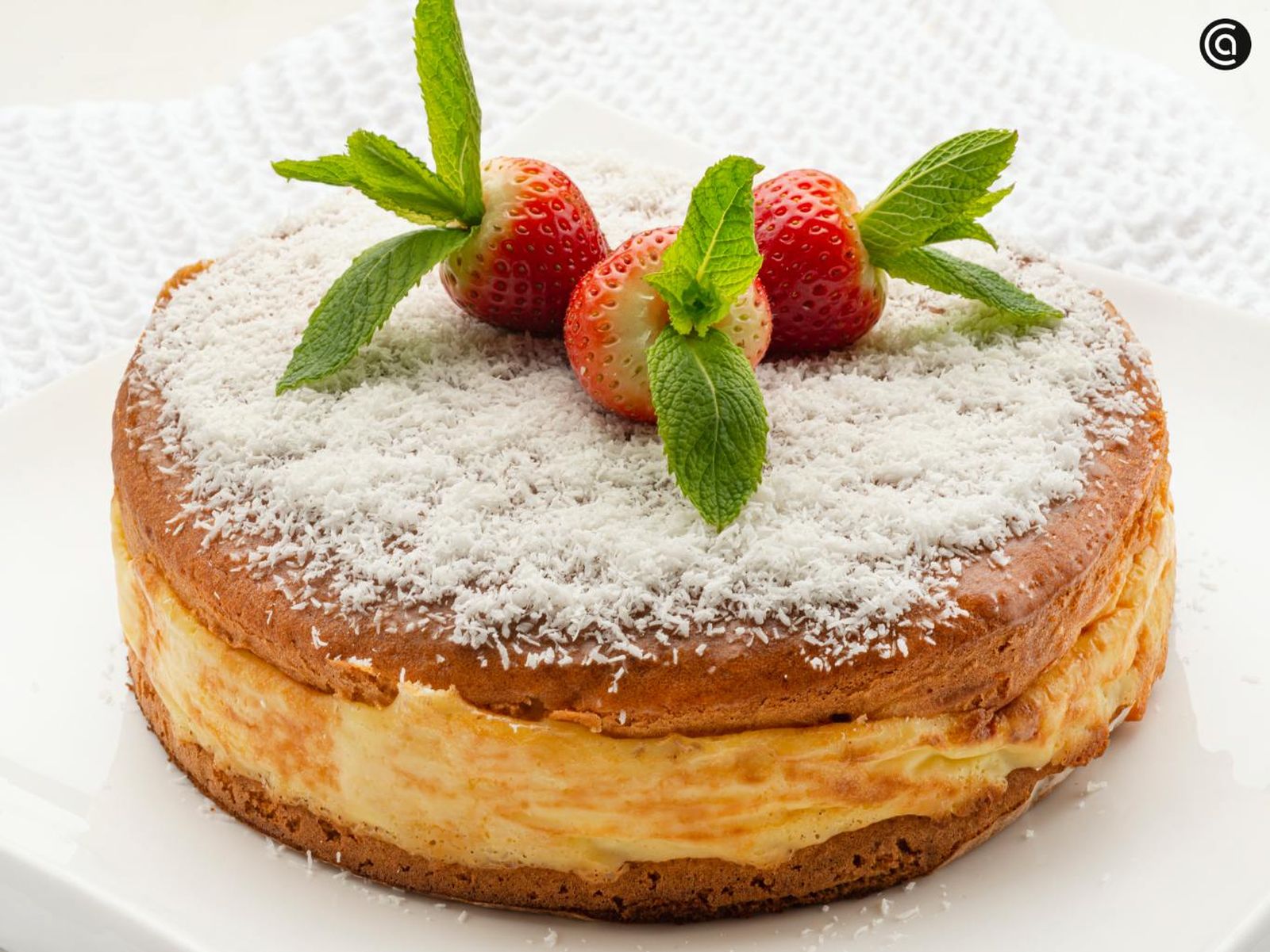 Un postre cítrico con crema de limón y bizcocho esponjoso