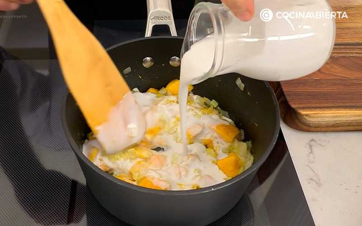 Vierte la leche de coco