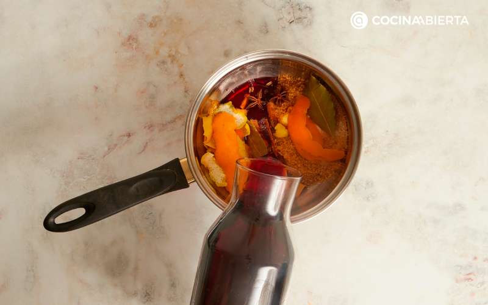 Vierte un poco del vino