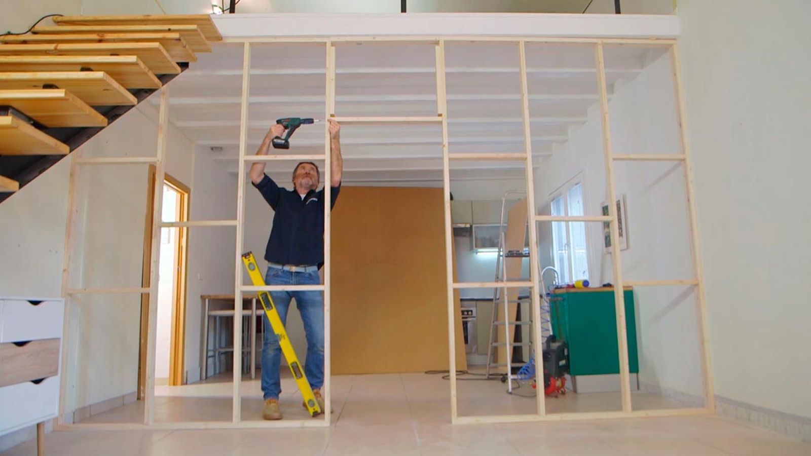 Cómo colocar un tabique de madera paso 6
