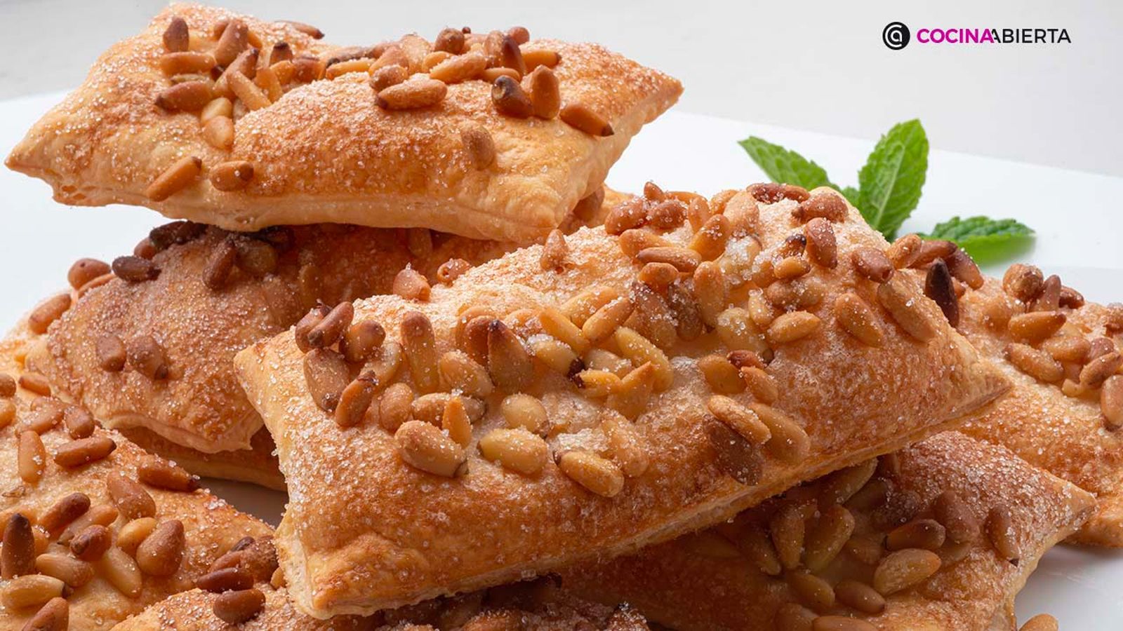 KARL70180322 receta pastelitos hojaldre pinones portada