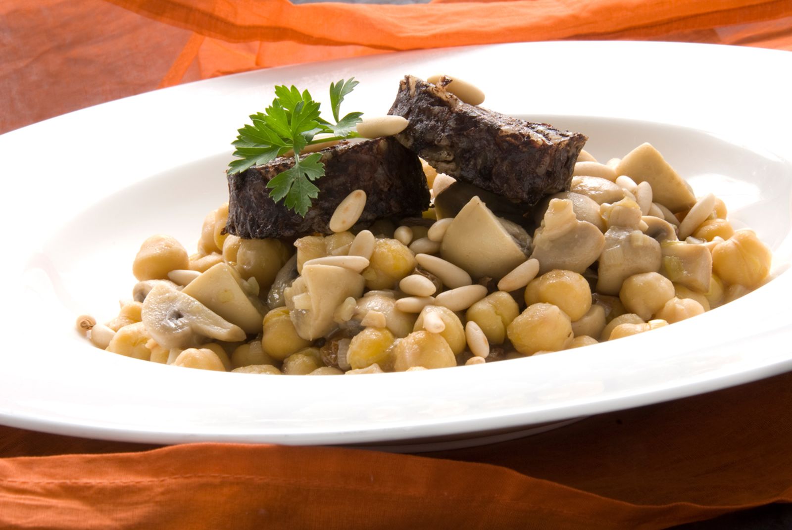 281 Garbanzos con champiñones, morcilla y piñones (4896)