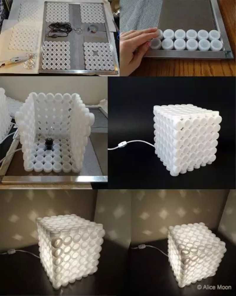 Lámpara cubo hecha con tapones de plástico.