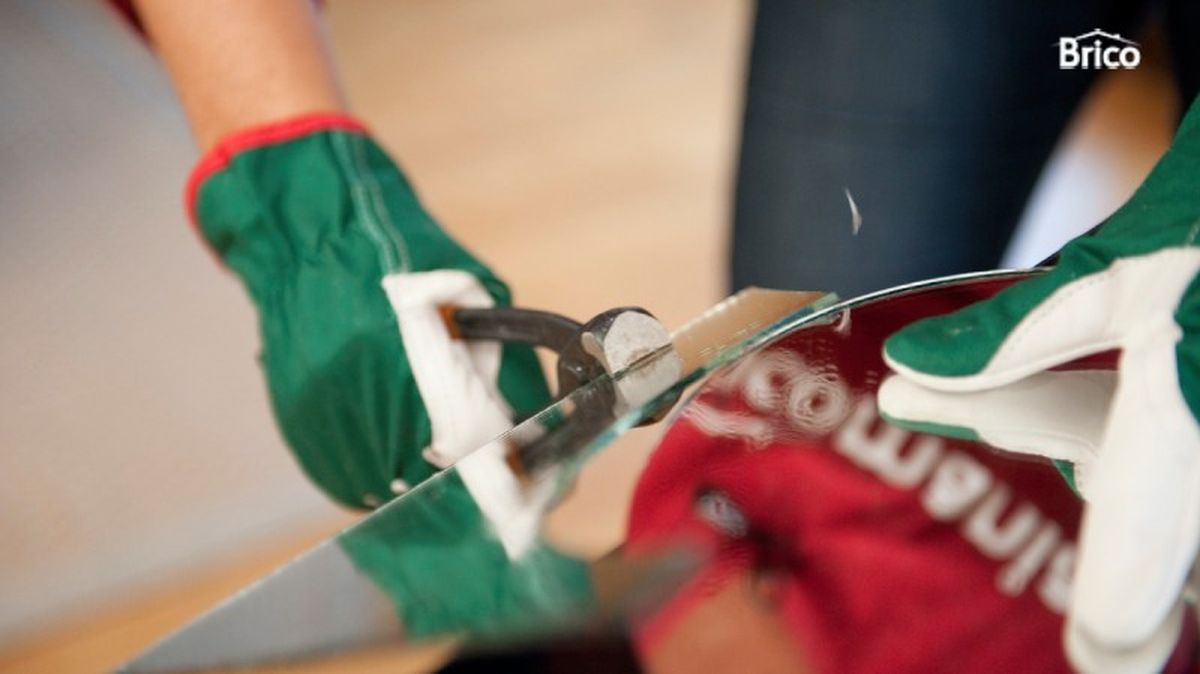 Separar las piezas del vidrio cortado