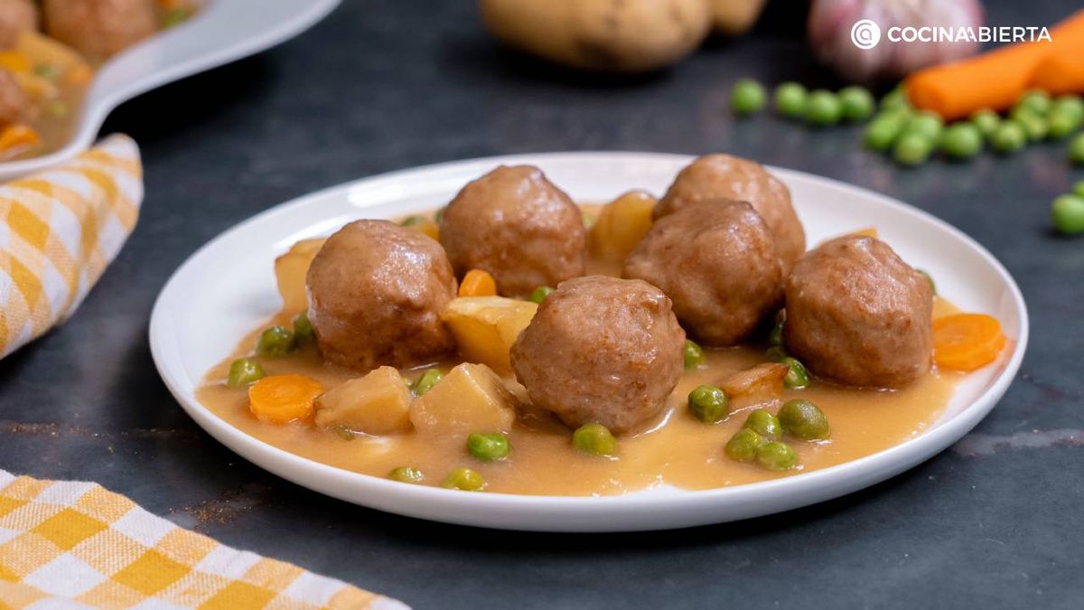 Las albóndigas con patatas son un plato clásico de la cocina española