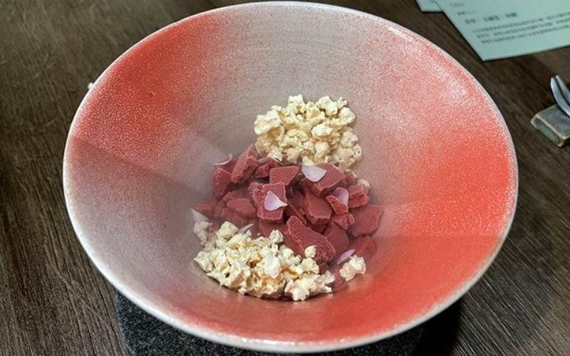 El plato -196℃ Ciruela de pulpa roja ∕ Angélica Keiskei ∕ Nuez sorprende por sus tres diferentes elaboraciones