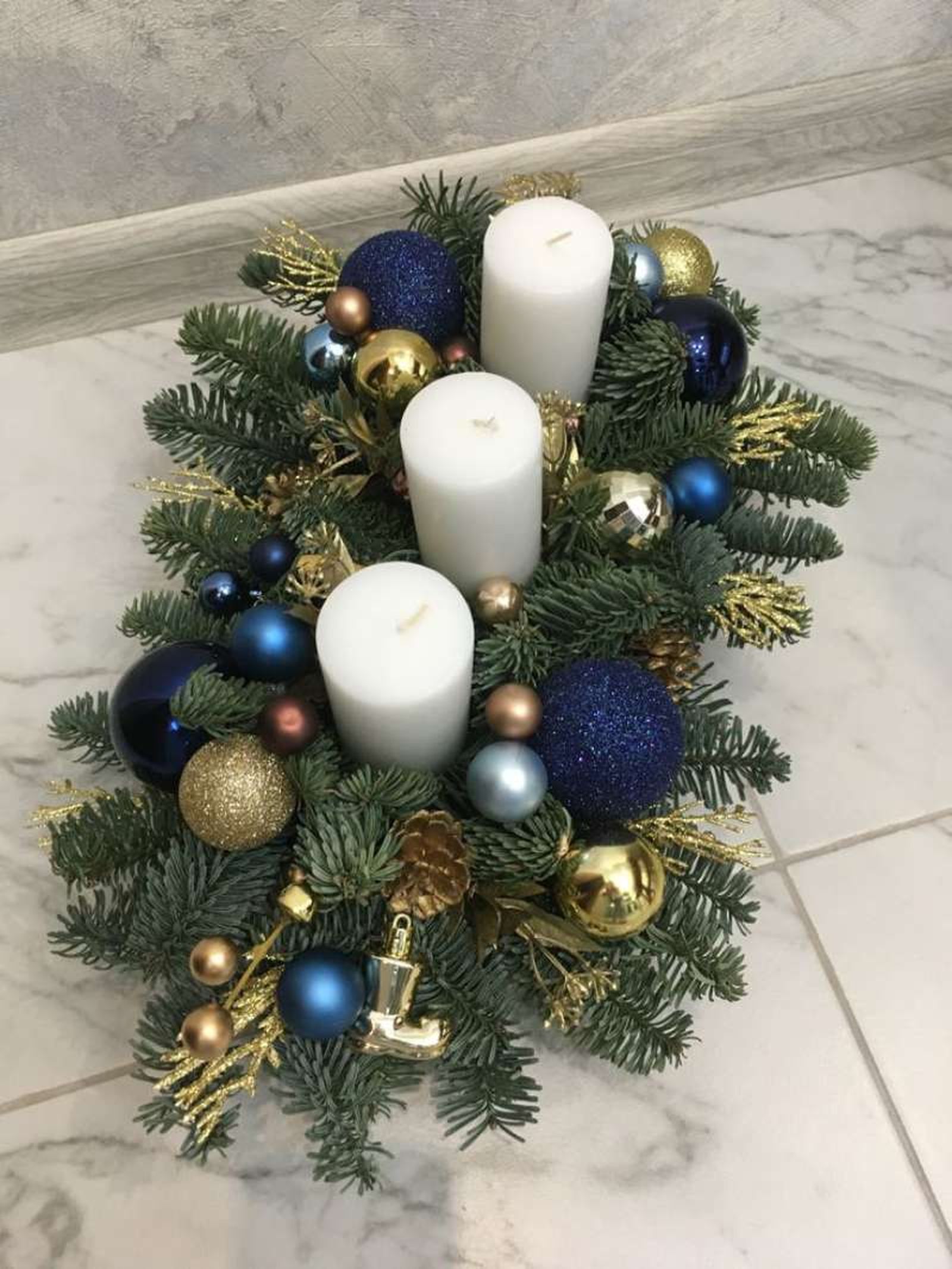 Centro de Navidad decorado en azul marino.