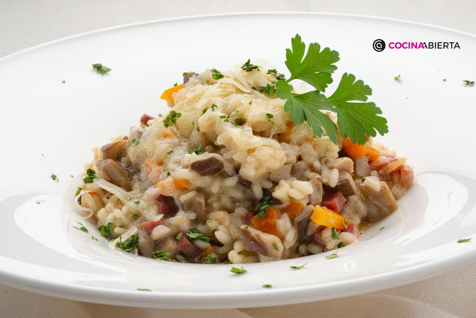 Un plato sabroso con el toque extra de queso rallado