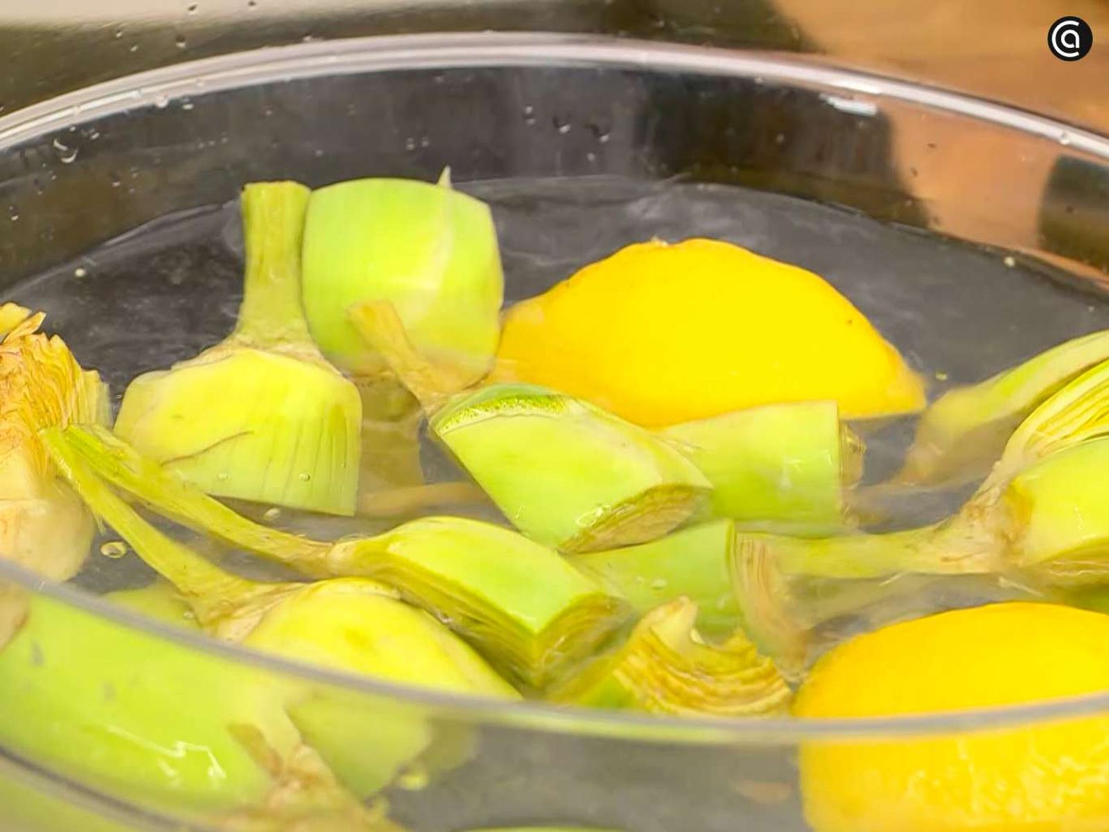 Mantén las alcachofas en agua con limón
