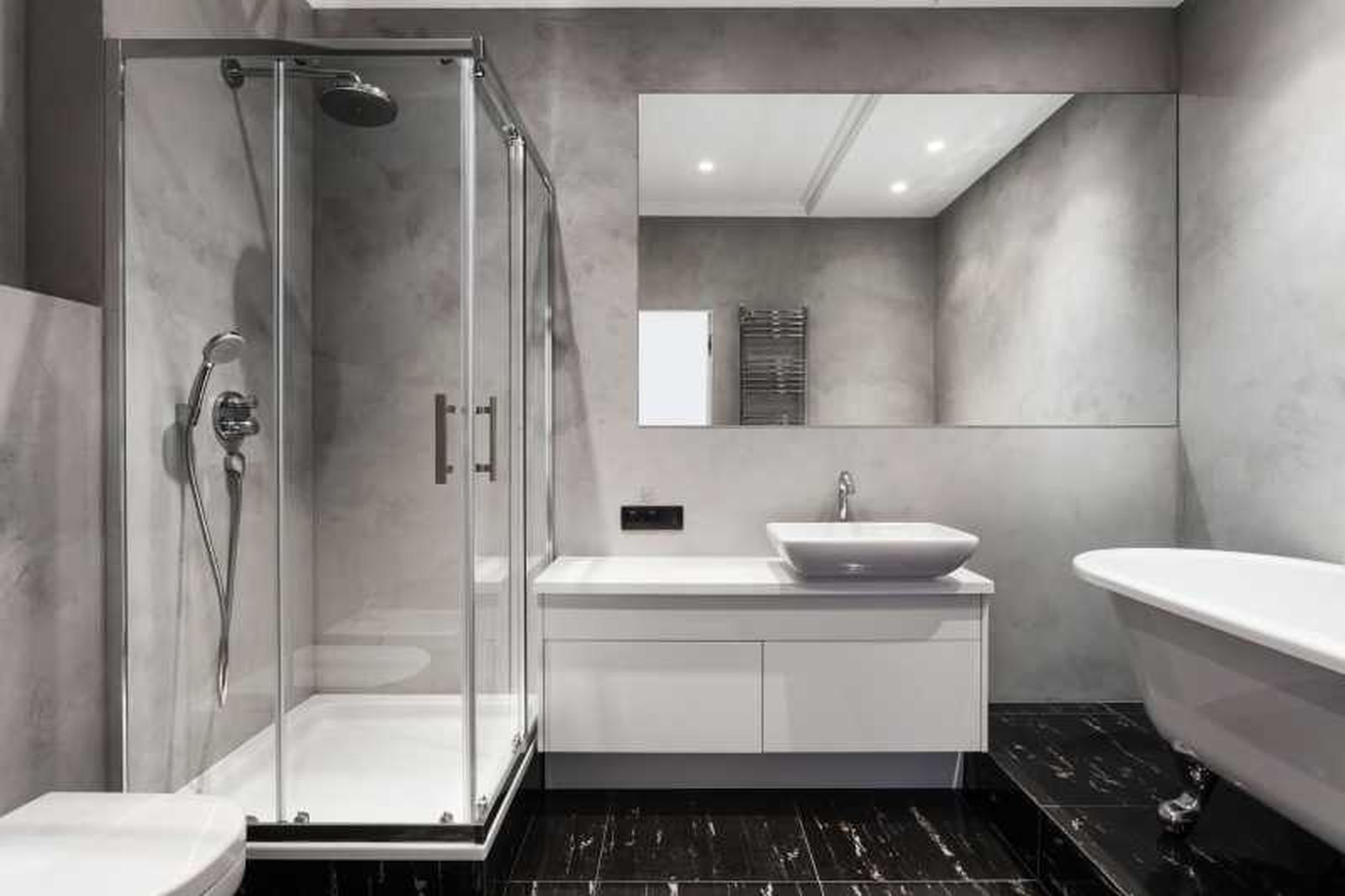 Baño decorado en gris plata.
