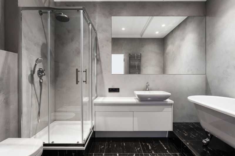 Baño decorado en gris plata.