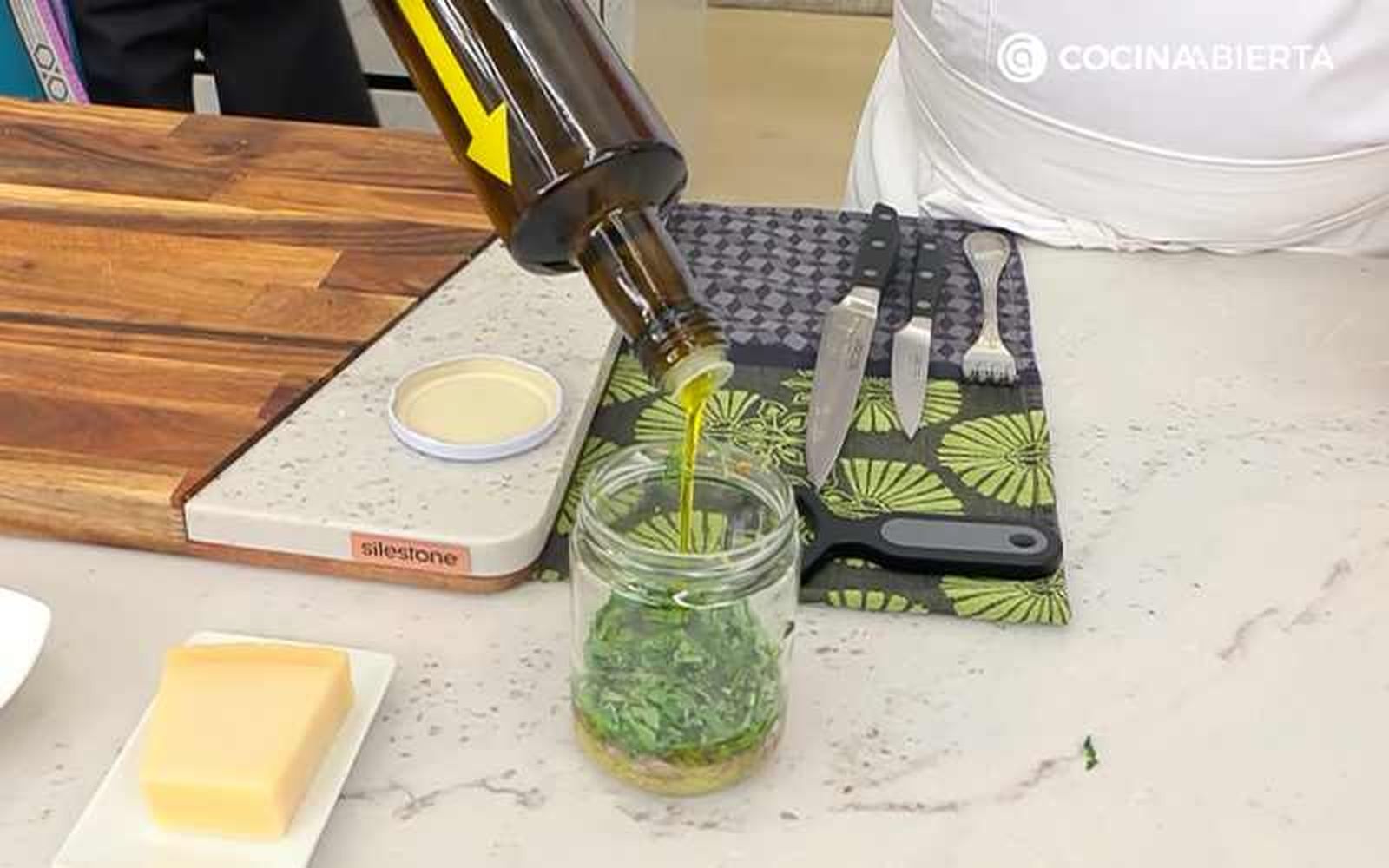 Vierte el aceite de oliva