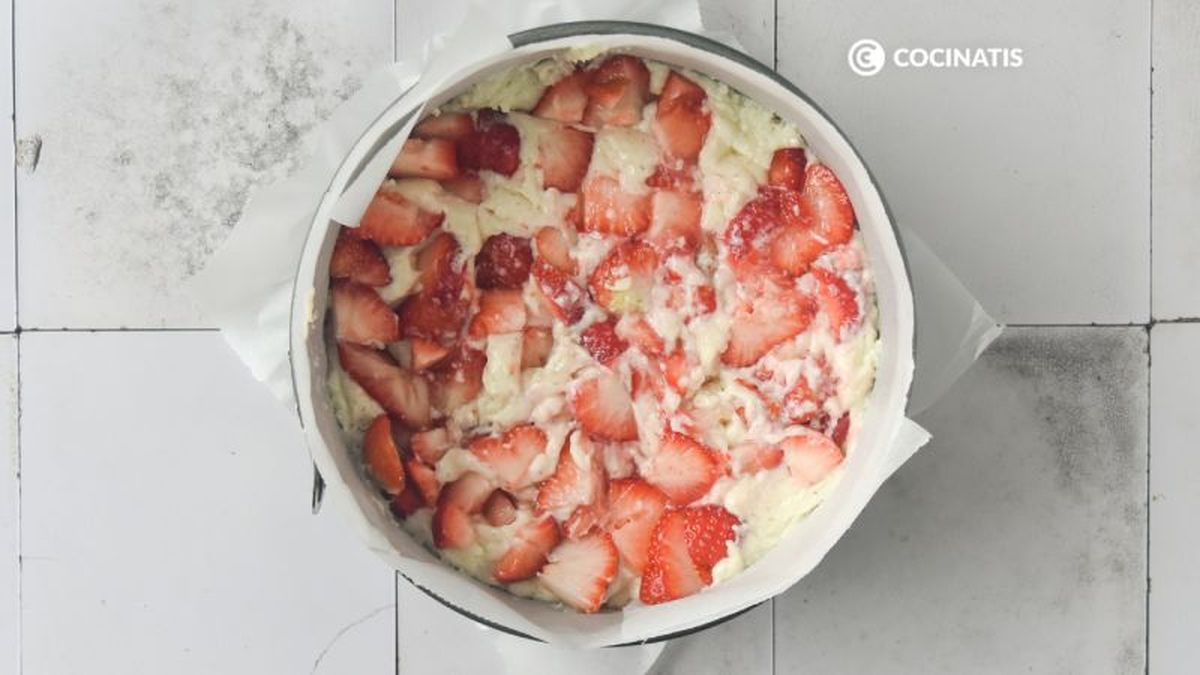 Repartimos las fresas sobre la masa del bizcocho
