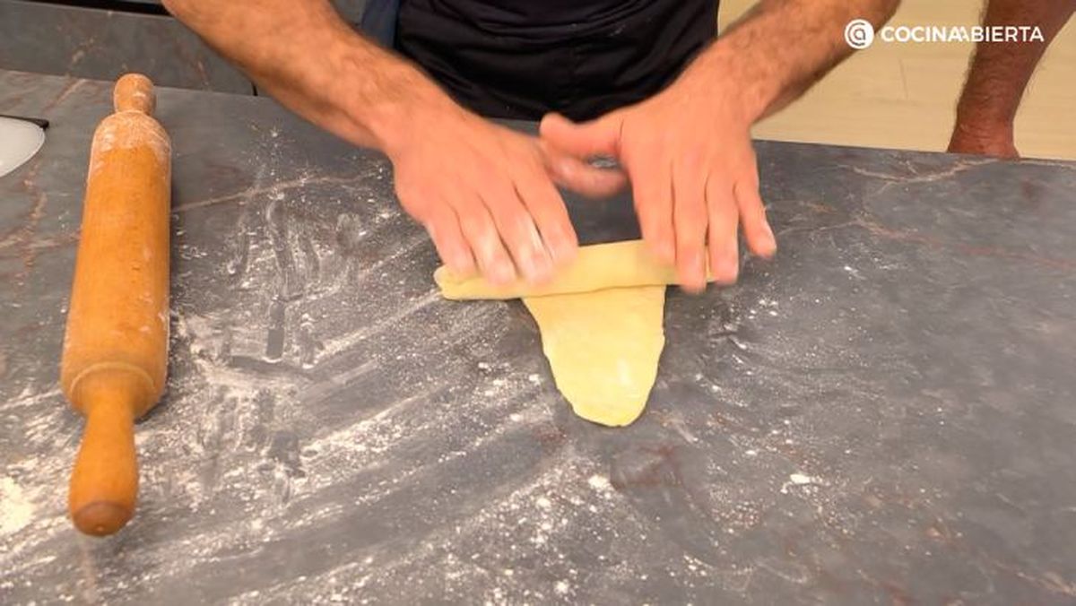 Dale forma de croissant a la masa