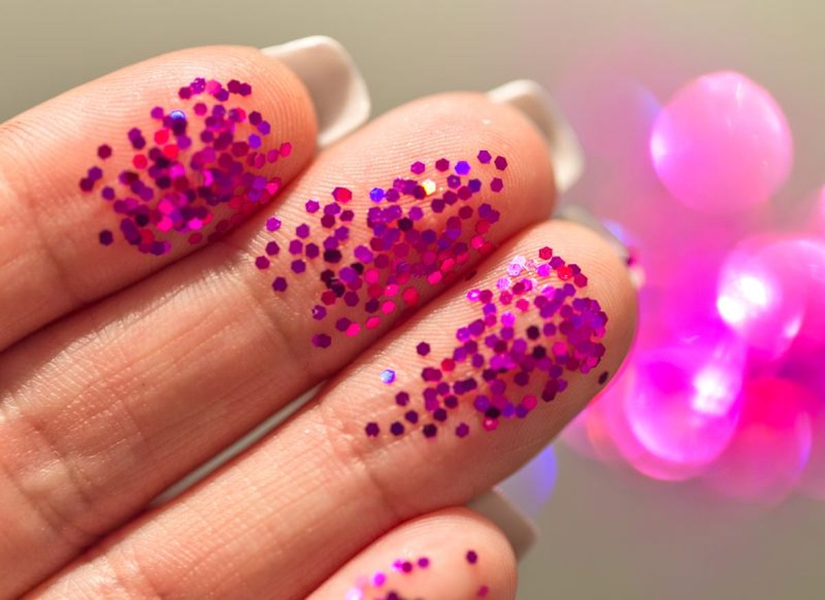 La normativa de la prohibición de la purpurina en el maquillaje se implantó a finales del 2023