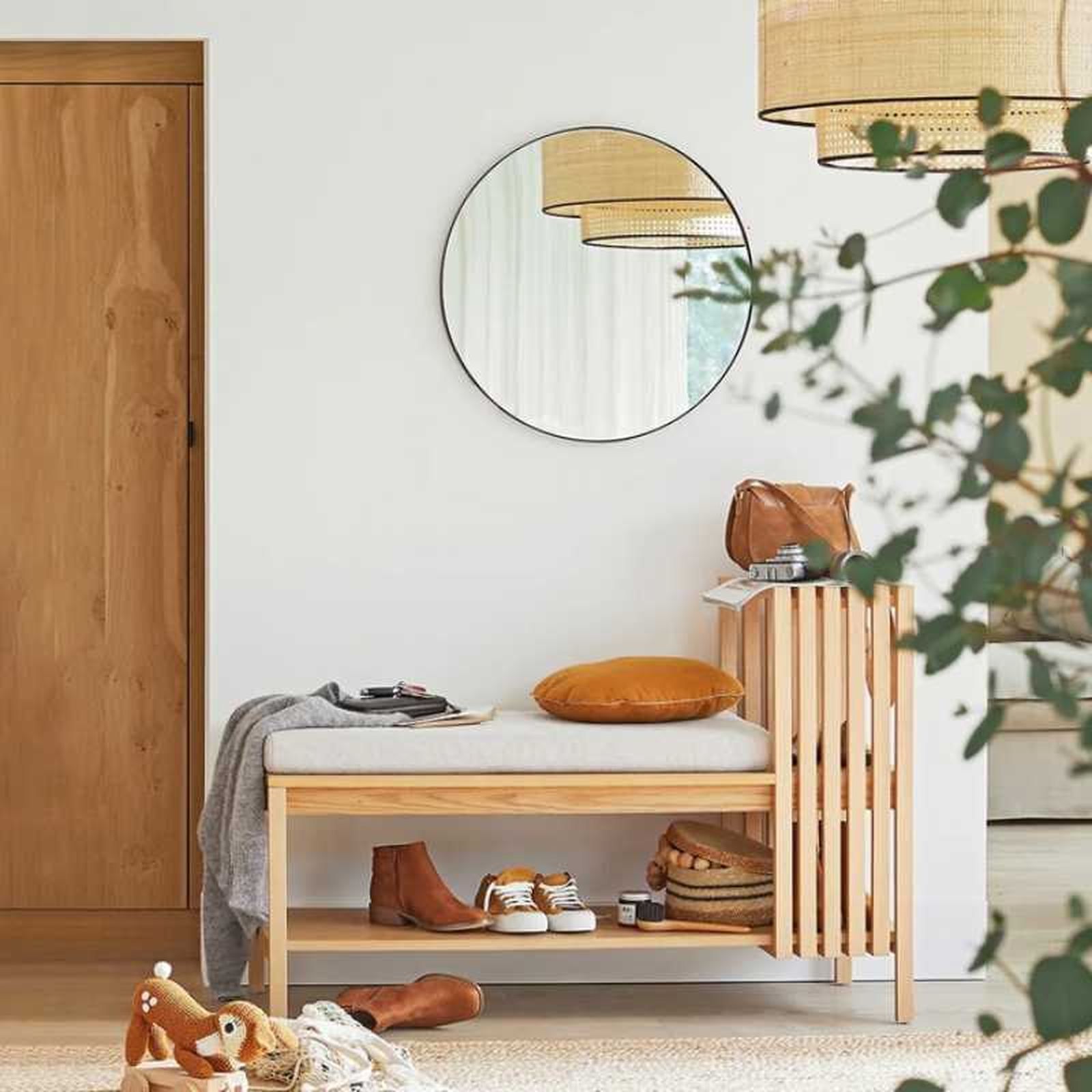 Recibidor minimalista con banco descalzador de madera.