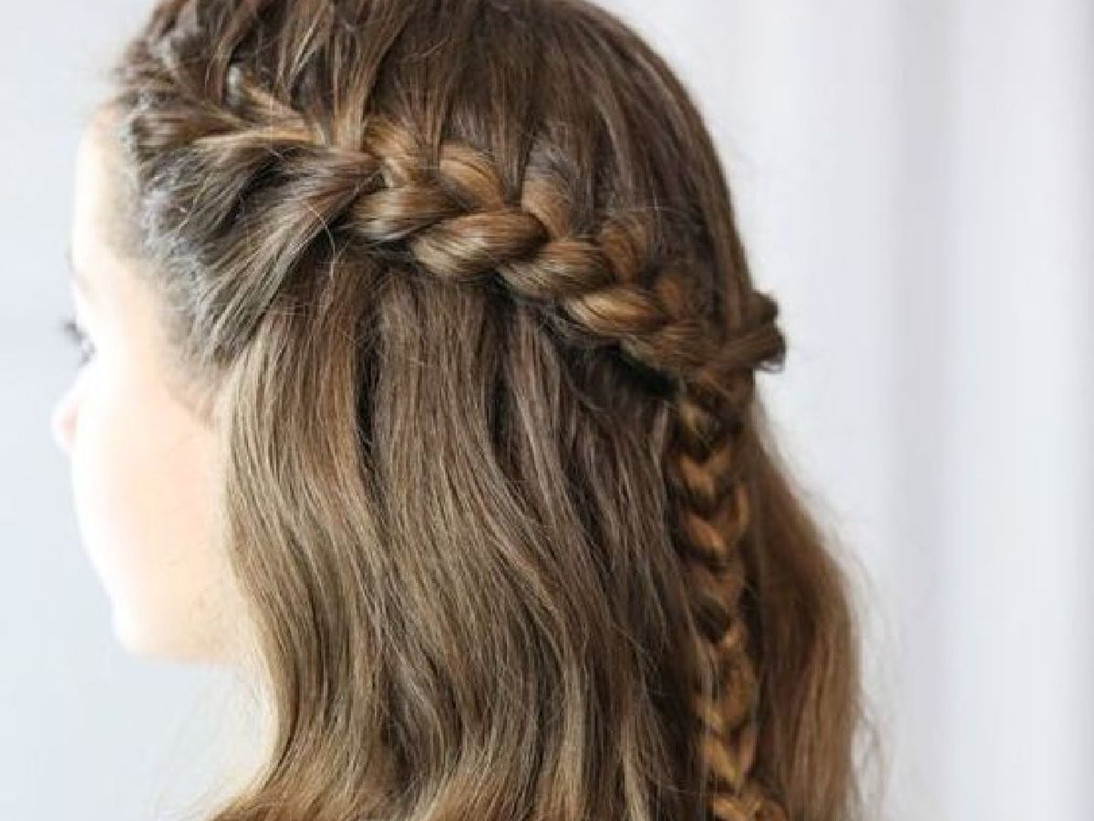 Peinado semirecogido para comunión con trenza trasera