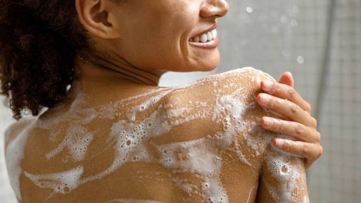una mujer se jabona la piel en la ducha johnson baby