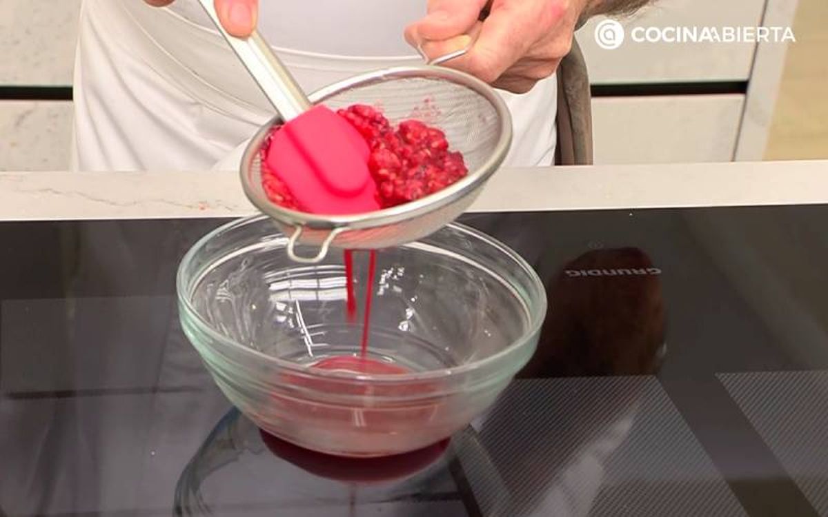 Elaboración de la receta de coulis de frambuesa - Colar
