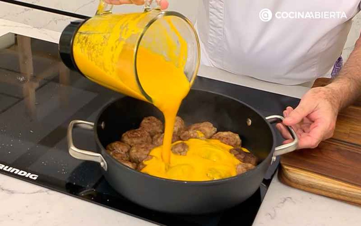 Cubre las albóndigas con la salsa de zanahorias