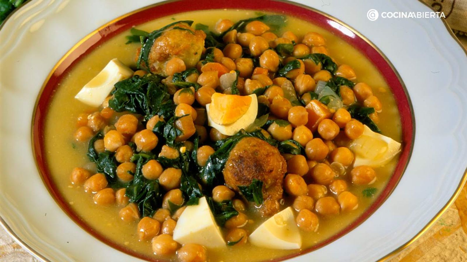 Los garbanzos con espinacas son un plato muy completo para cualquier ocasión