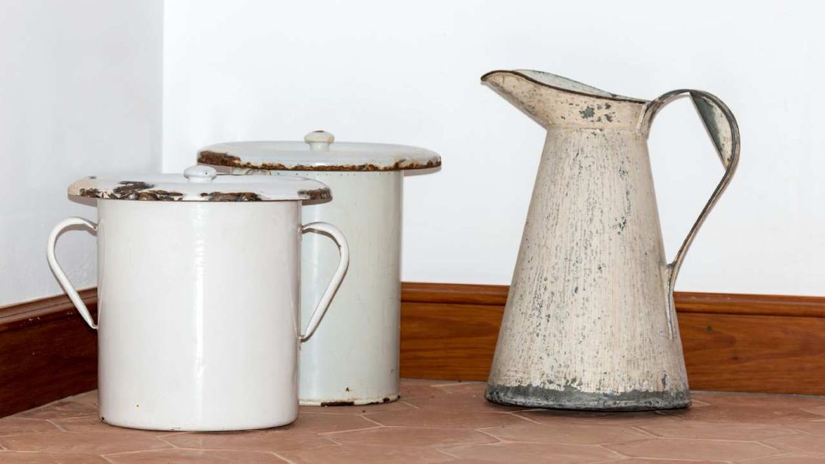 Jarra de metal antigua