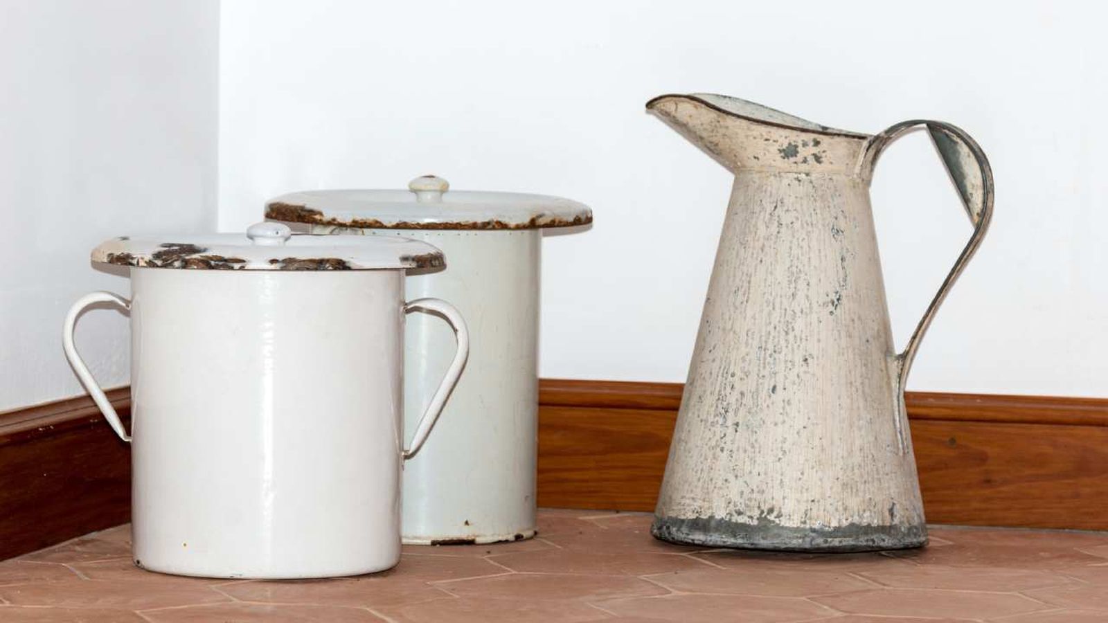 Jarra de metal antigua