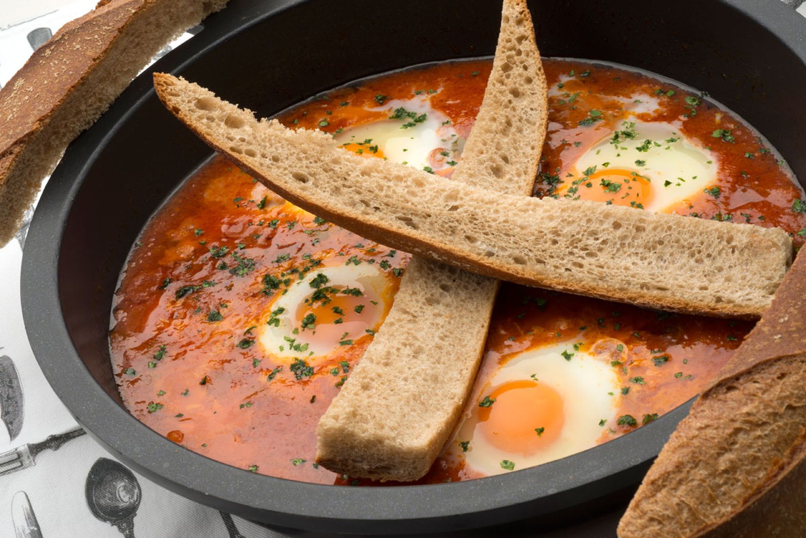 5498 1 Huevos entomatados (881) xl