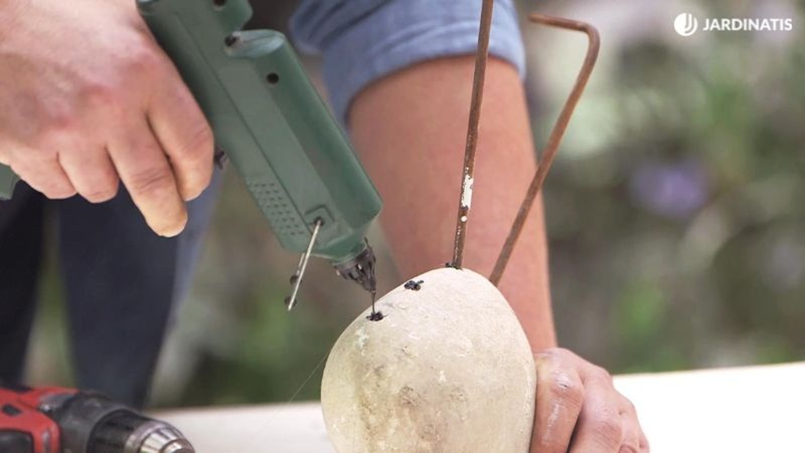 Pega las patas con la ayuda de la silicona