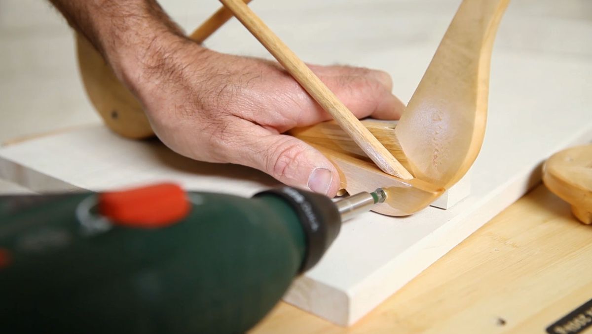 Hacer una mesita auxiliar con perchas paso 9